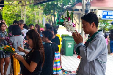 Pathum Thani, Tayland, - Mayıs, 10, 2017: Tay Budist insanlar dua