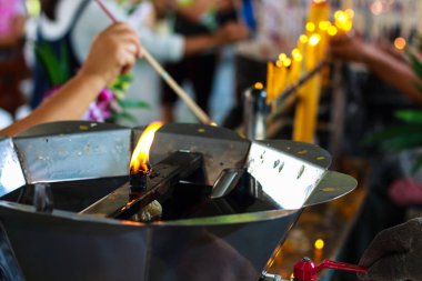 Pathum Thani, Tayland, - Mayıs, 10, 2017: Tay Budist insanlar dua