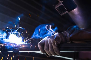 kaynak metal mavi ark kıvılcım ile wolker kapatın