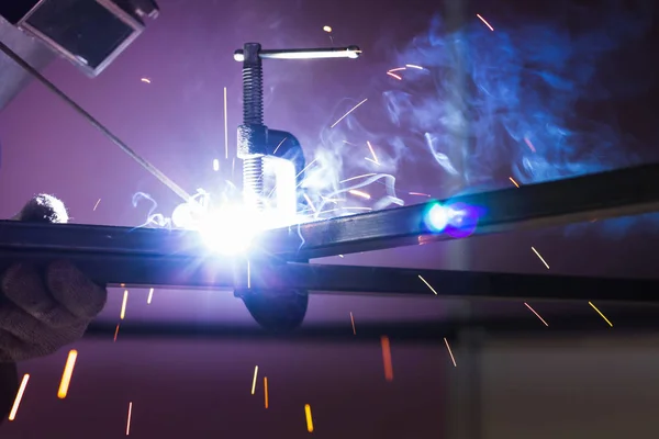kaynak metal mavi ark kıvılcım ile wolker kapatın