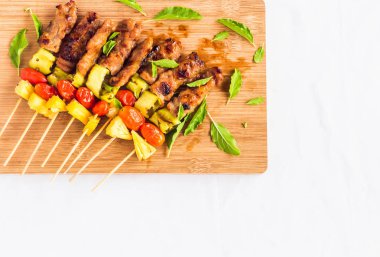 Ahşap masa üzerinde madde ile Barbekü