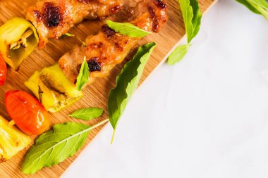 Barbekü ahşap plaka üzerinde madde ile