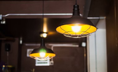 vintage lamba restoranda asılı