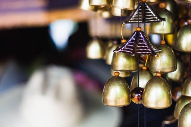 Küçük ziller sallanıyor. Bir sürü altın çan sallanıyor
