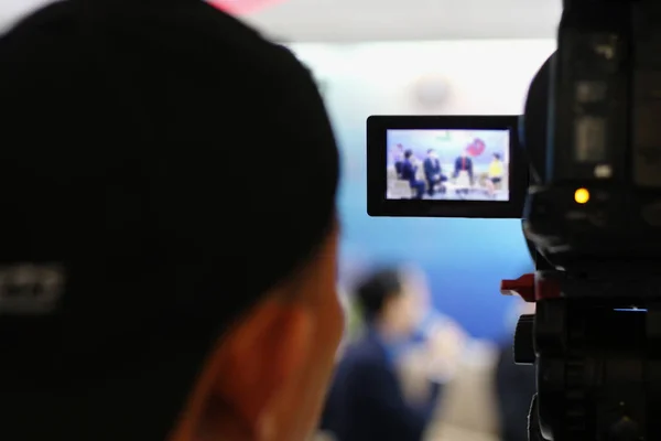 Los medios están grabando video durante la conferencia de prensa . —  Fotos de Stock