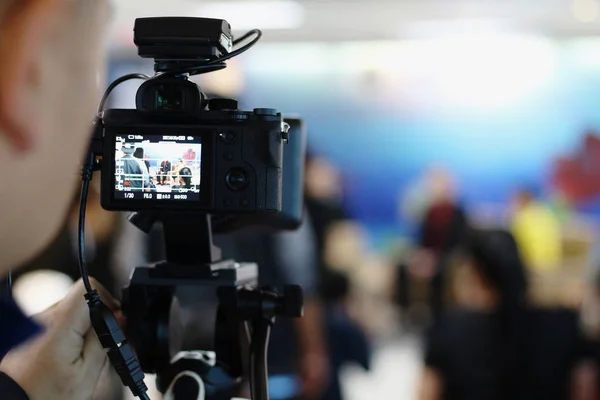 A mídia está gravando vídeo durante a conferência de imprensa . — Fotografia de Stock