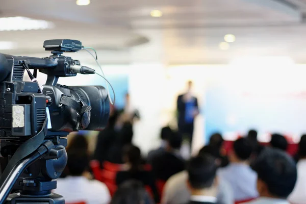 Les médias enregistrent des vidéos pendant la conférence de presse . Photos De Stock Libres De Droits