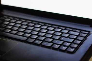 Laptop karanlık bir yerden açılıyor..