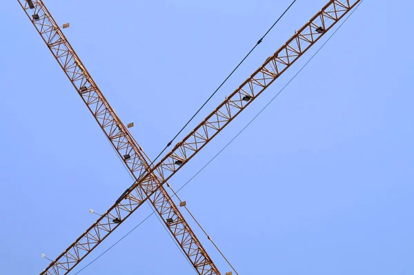 Industriële bouw kranen silhouetten. Verenigde Arabische Emiraten, Dubai — Stockfoto