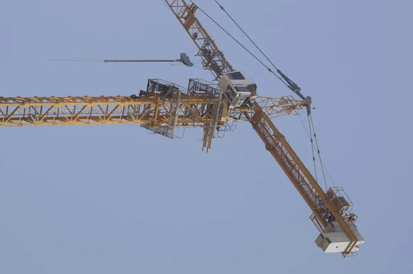 Industriële bouw kranen silhouetten. Verenigde Arabische Emiraten, Dubai — Stockfoto