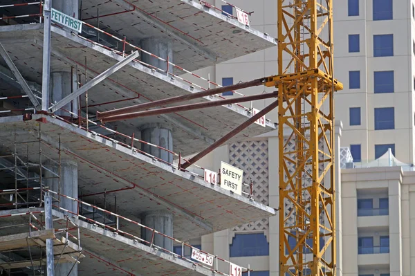 Βιομηχανική κατασκευή γερανοί σιλουέτες. Ηνωμένα Αραβικά Εμιράτα, Dubai — Φωτογραφία Αρχείου