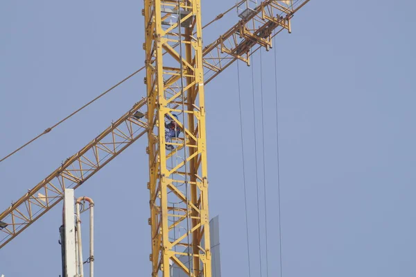 Industriellt byggande kranar silhuetter. UAE, Dubai — Stockfoto