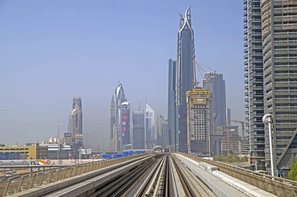 Метрополітен на червоній лінії в Дубаї. — стокове фото