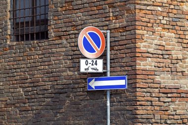 Vignetted eski tuğla duvar hiçbir Park işareti.