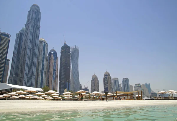 Dubai beach - a leggyorsabban növekvő város a világon — Stock Fotó