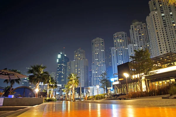 晚上散步在迪拜码头的视图 — 图库照片
