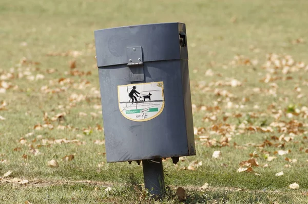 ถังขยะไม้ที่มีสีสันในสวนสาธารณะ . — ภาพถ่ายสต็อก