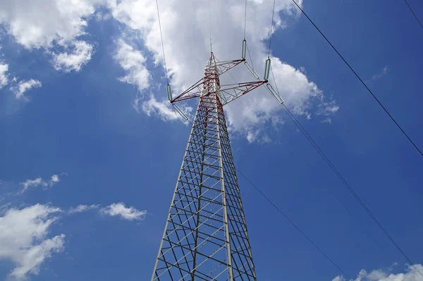 Le linee elettriche ad alta tensione si intersecano in un grande palo metallico Utility nel Maine contro il cielo blu . — Foto Stock