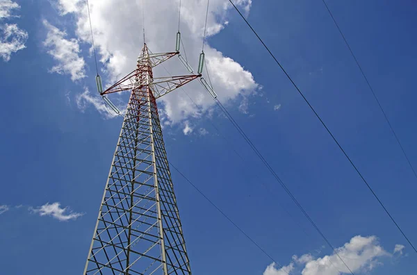 Hoge Voltage Power Lines elkaar kruisen op een grote metalen Utility pool in Maine tegen blauwe hemel. — Stockfoto
