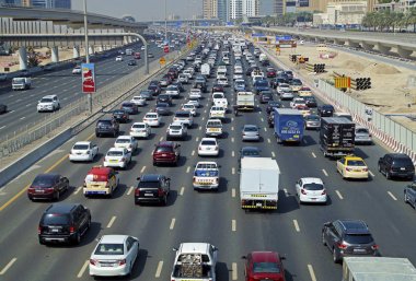 Dubai şehir trafik yolu içinde araba tıkanıklığı