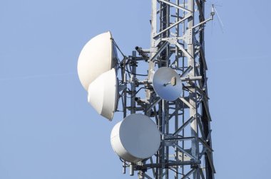 Mavi gökyüzü ile telekomünikasyon direk Tv anten kablosuz teknoloji