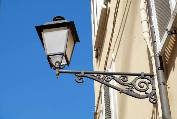 Lampadaires rétro noirs sous le ciel bleu — Photo