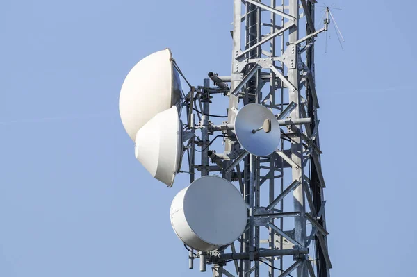 Mât de télécommunication Antennes TV technologie sans fil avec ciel bleu — Photo