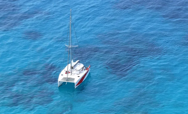 Aerial view of tropical island beach holiday yacht on blue reef ocean — Stock Photo, Image