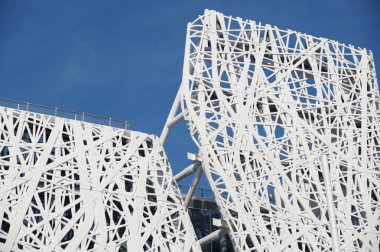 Modern kentsel mimarinin mavi gökyüzü arka plan