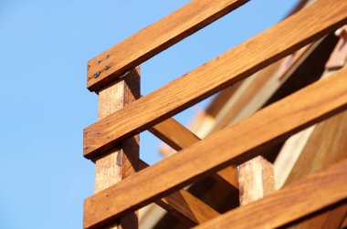 Ayrıntılı bir modern ahşap mimarinin mavi gökyüzü üzerinde Lamine Ahşapta Uzmanlık