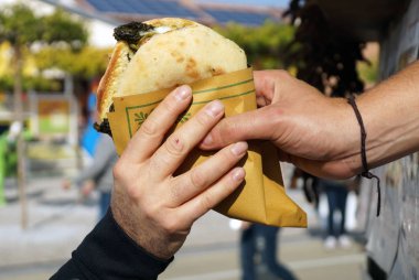 bir sandviç al. Hamburger domuz, sığır eti ve sebze ile ekmektir,