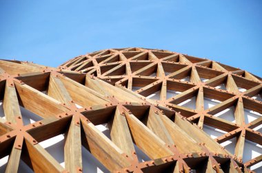 Ayrıntılı bir modern ahşap mimarinin mavi gökyüzü üzerinde Lamine Ahşapta Uzmanlık