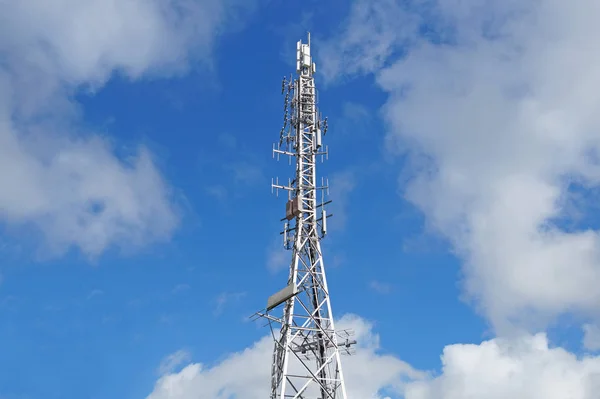 Telekomunikační věž s anténami modrá obloha — Stock fotografie
