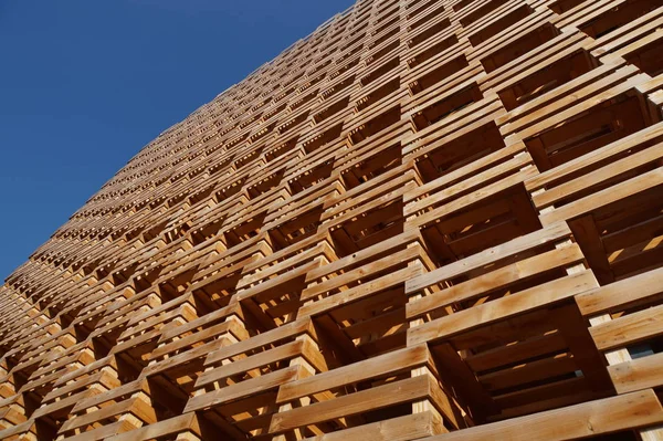 Perspektiva moderní dřevěnou fasádu — Stock fotografie