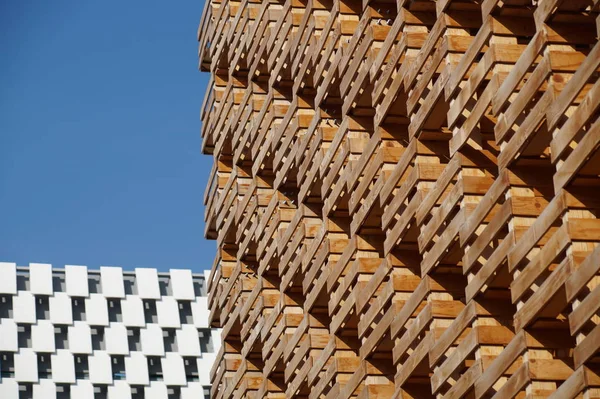Perspektiva moderní dřevěnou fasádu — Stock fotografie