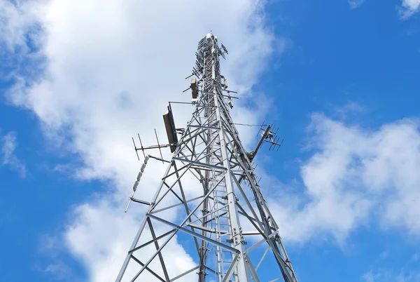 Telecommunicatie toren met antennes blauwe hemel — Stockfoto