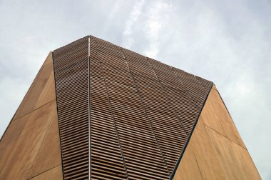 Ayrıntılı bir modern ahşap mimarinin mavi gökyüzü üzerinde Lamine Ahşapta Uzmanlık