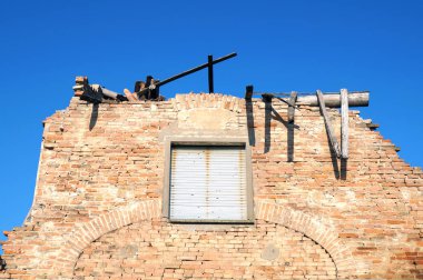 Mavi gökyüzü arka plan üzerinde izole eski yıkık tuğla çit