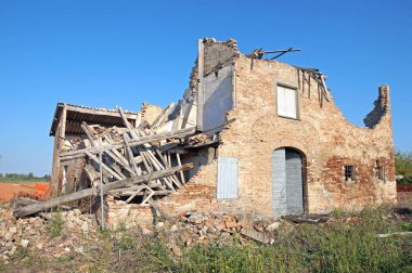Mavi gökyüzü arka plan üzerinde izole eski yıkık tuğla çit
