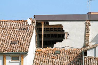 Büyük deprem sonrası çatıdaki deliği