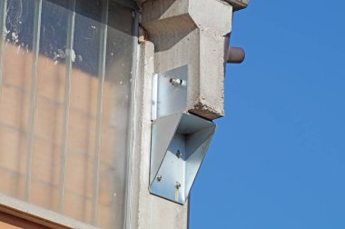 Yapım aşamasında mavi gökyüzü, endüstri kavramı karşı bina yüksek doğmak