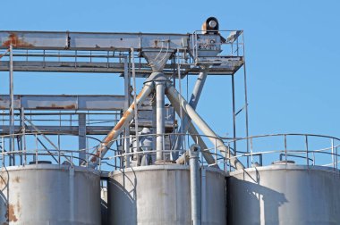 Endüstriyel mimari silo, mavi gökyüzü altında depolama hacim materyalleri için beton büyük tanklar yapılmış