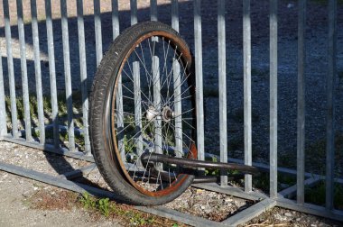 tekerlekli bisiklet şehir kapısına bağlı olmadan çıkarıldı