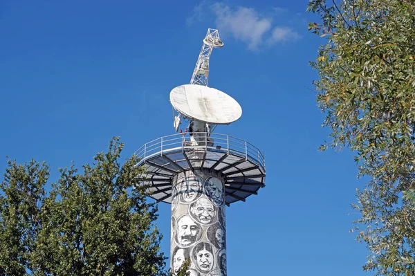Радиотелескоп является формой направленной антенны, используемой в астрономии. спутниковая тарелка . — стоковое фото