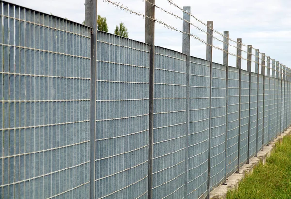 Stalen anti vermelding hek met scherpe stekels — Stockfoto