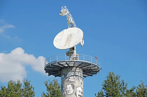 Ράδιο τηλεσκόπιο είναι μια μορφή κατευθυντική κεραία που χρησιμοποιείται στην αστρονομία. δορυφορικό πιάτο. — Φωτογραφία Αρχείου