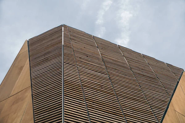 Detail moderní dřevěné architektury v lepené lamelové na modré obloze — Stock fotografie