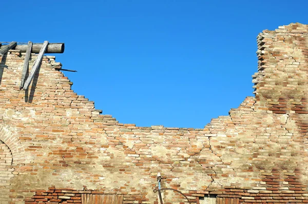 Ruínas de uma fortificação contra o céu azul . — Fotografia de Stock