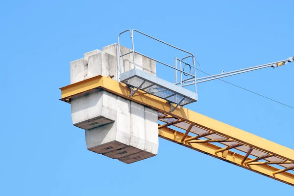 Grúa torre de la industria de la construcción contra cielo azul claro —  Fotos de Stock