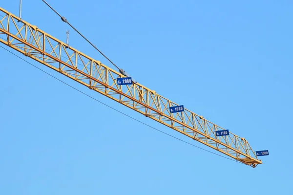 Bygg branschen tornkran mot klar blå himmel — Stockfoto